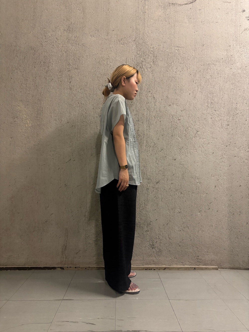 グレー系のその他パンツ、グレー系のシャツ/ブラウスを着用したレディースの春コーディネートの2枚目の写真