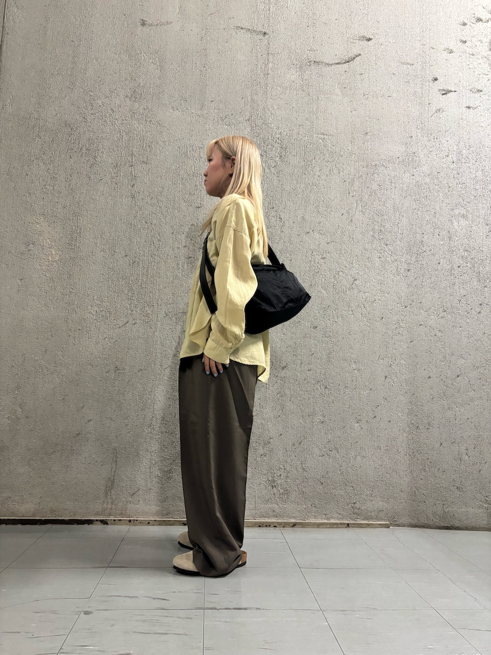 イエロー系のシャツ/ブラウス、グリーン系のその他パンツ、ベージュ系のその他シューズを着用したレディースの夏コーディネートの2枚目の写真