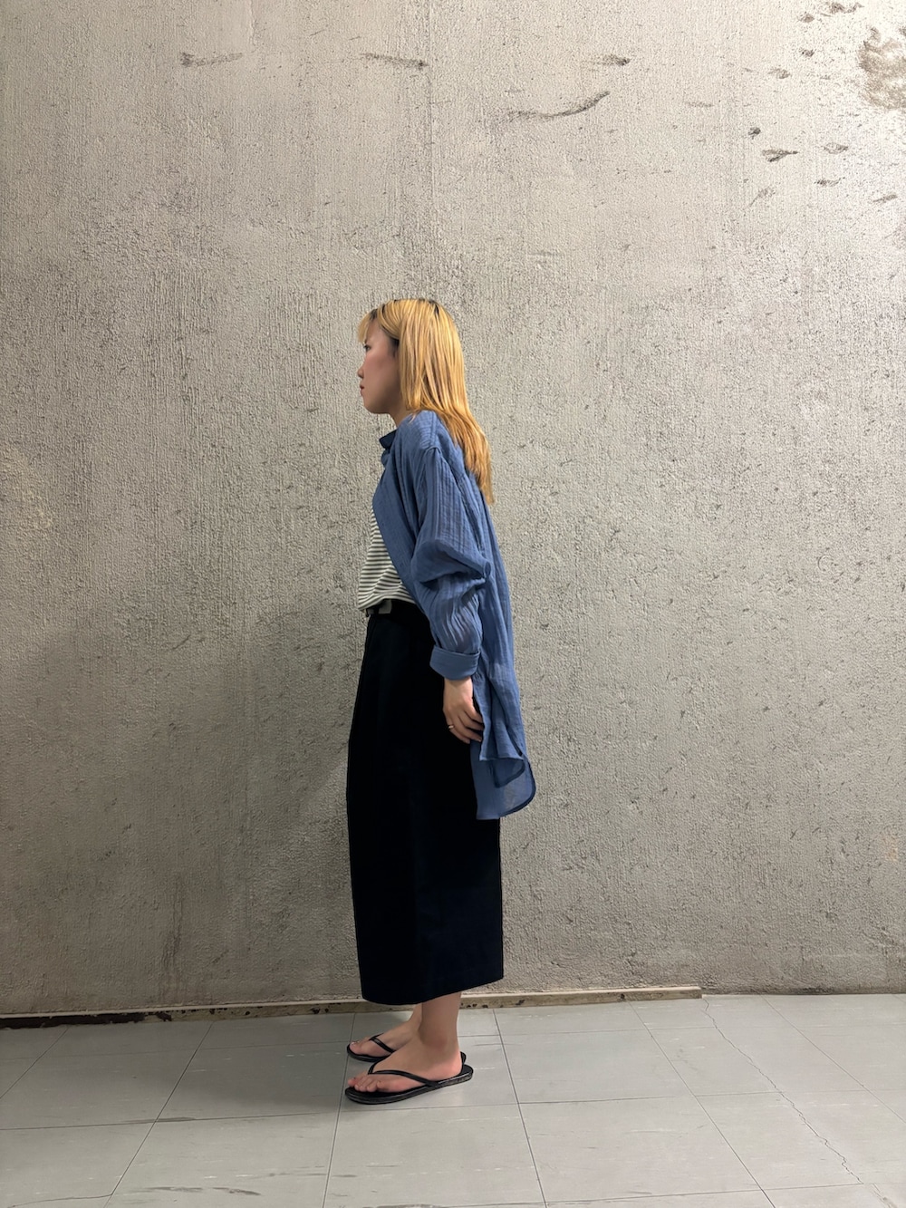 ブルー系のシャツ/ブラウス、ブラック系のその他パンツ、グレー系のタンクトップを着用したレディースの春コーディネートの2枚目の写真