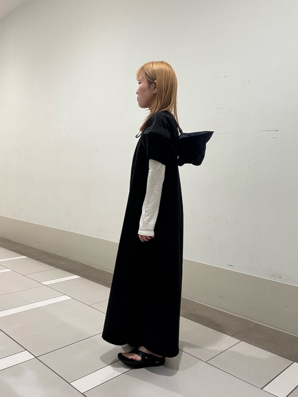 ホワイト系のTシャツ/カットソー、ブラック系のサンダル、ブラック系のワンピースを着用したレディースの春コーディネートの2枚目の写真