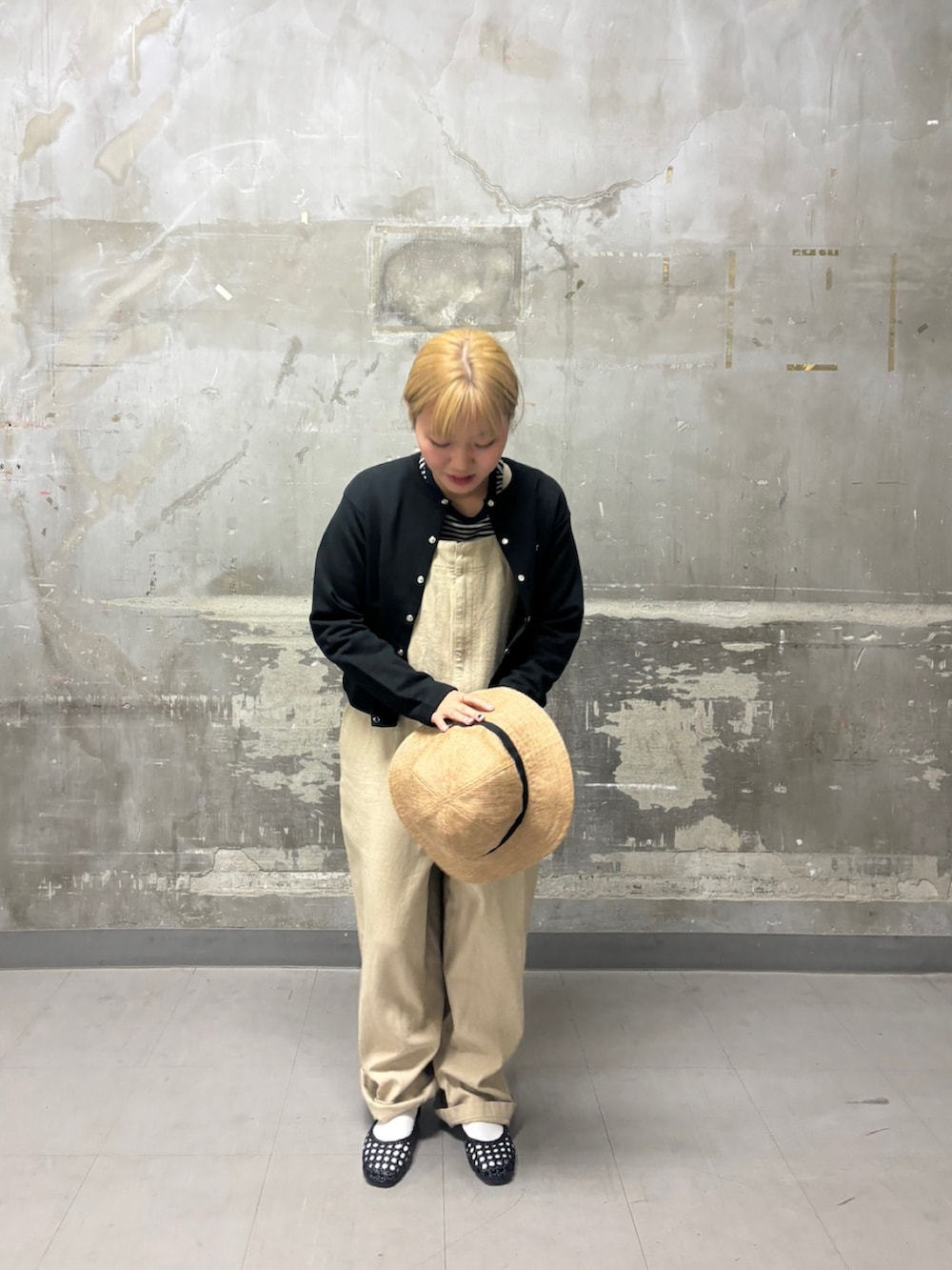 ブラック系のカーディガン/ボレロ、ブラック系のサンダル、ベージュ系のハットを着用したレディースの春コーディネートの2枚目の写真