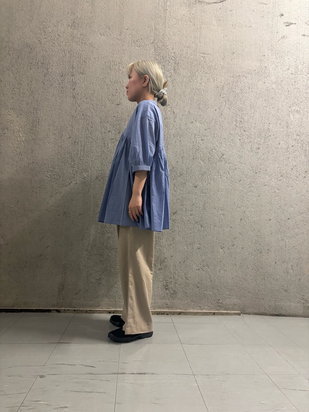 ブルー系のシャツ/ブラウス、ベージュ系のその他パンツ、ブラック系のスニーカーを着用したレディースの夏コーディネートの2枚目の写真