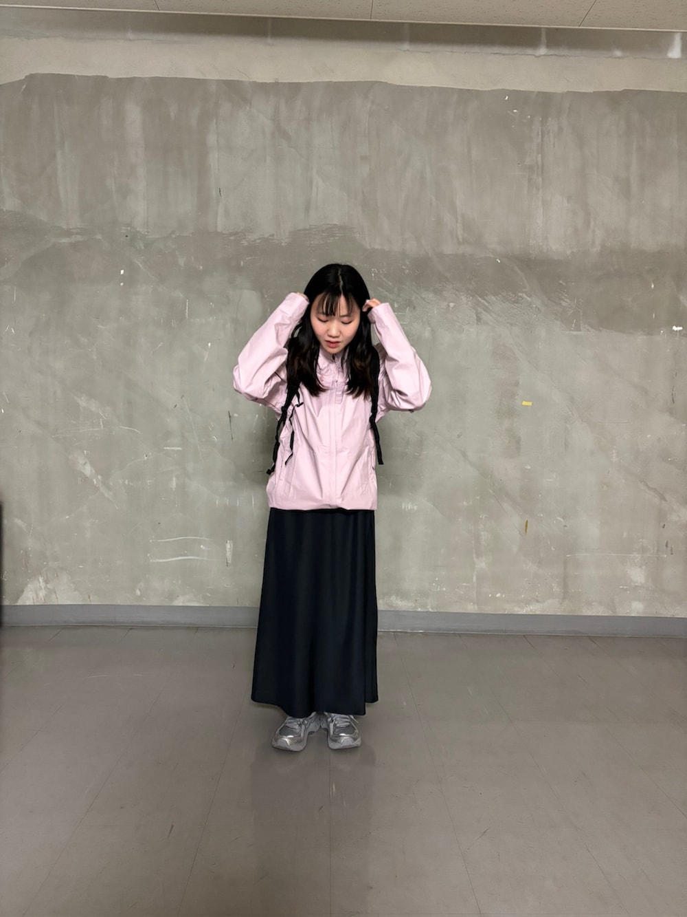 ブルー系のスカート、パープル系のテーラードジャケットを着用したレディースの春コーディネートの3枚目の写真