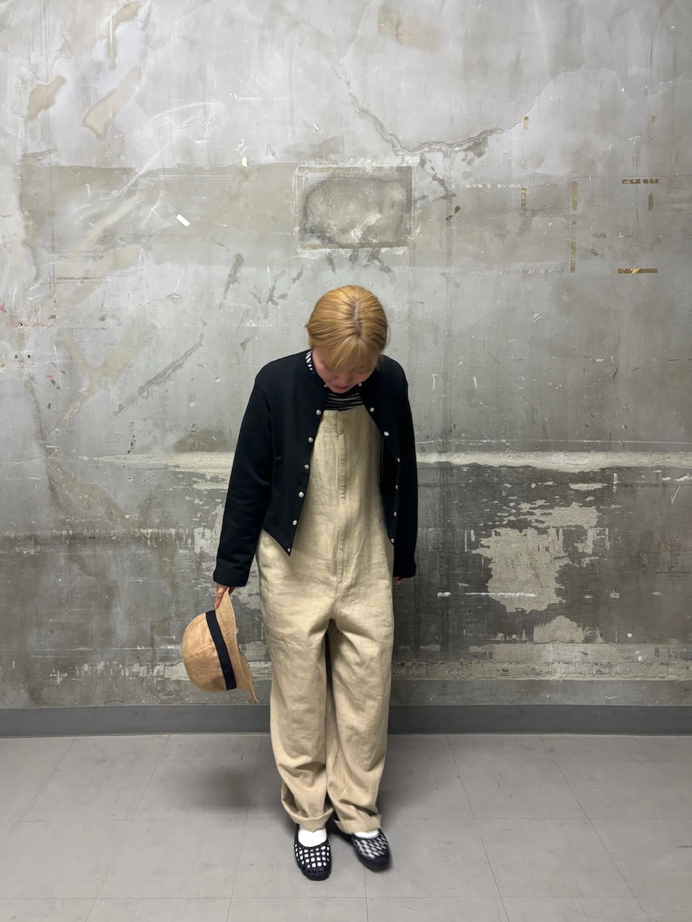 ブラック系のカーディガン/ボレロ、ブラック系のサンダル、ベージュ系のハットを着用したレディースの春コーディネートの3枚目の写真