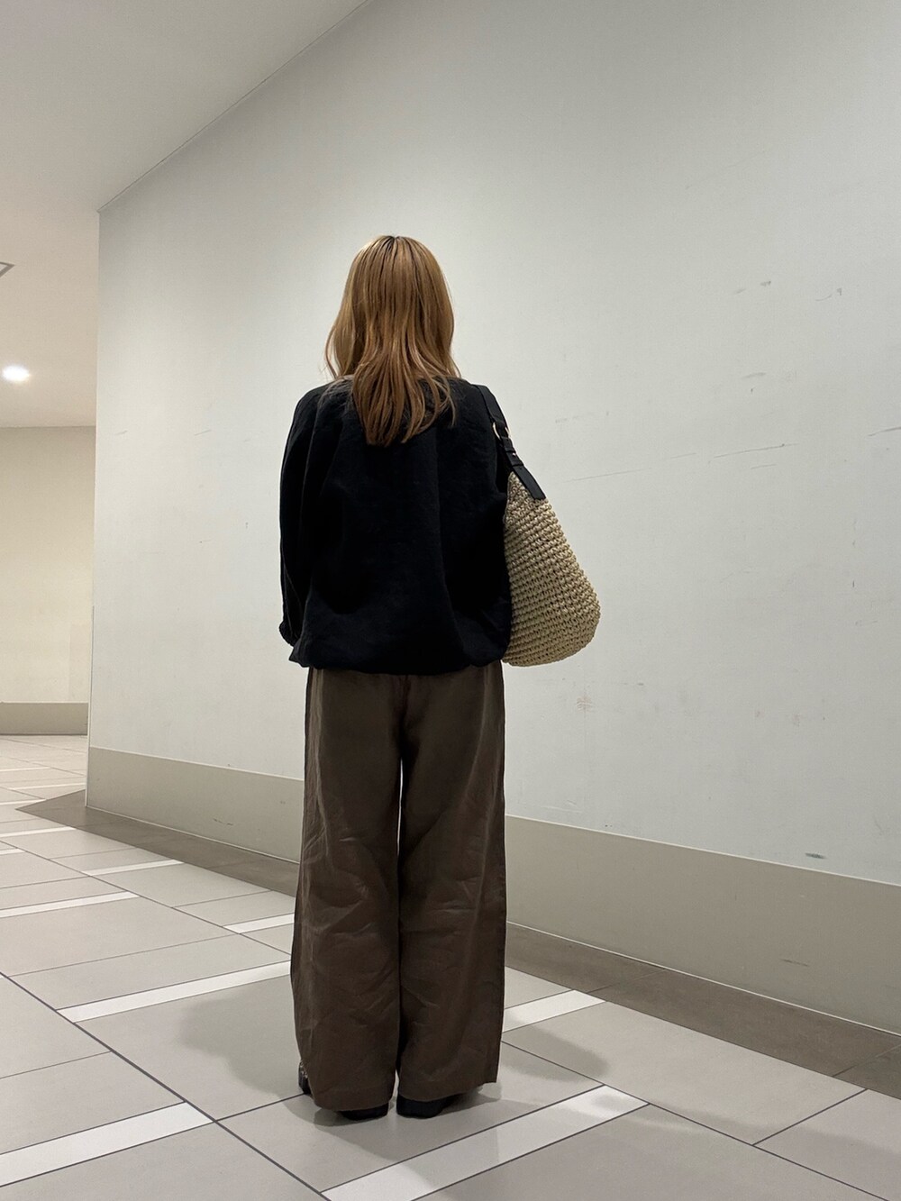 ブラック系のシャツ/ブラウス、ブラウン系のその他パンツ、その他のスニーカーを着用したレディースの春コーディネートの3枚目の写真