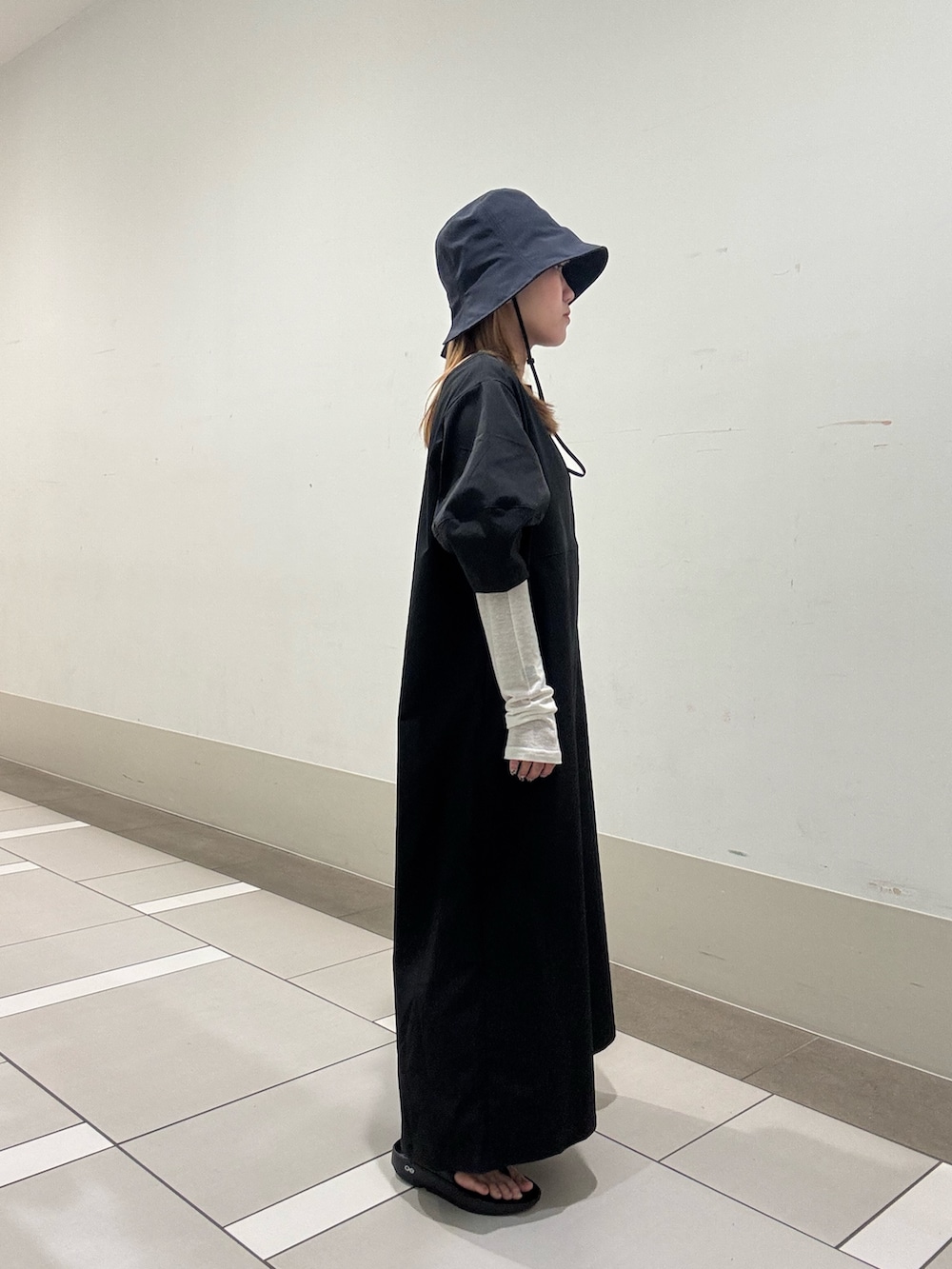 ホワイト系のTシャツ/カットソー、ブラック系のサンダル、ブラック系のワンピースを着用したレディースの春コーディネートの3枚目の写真