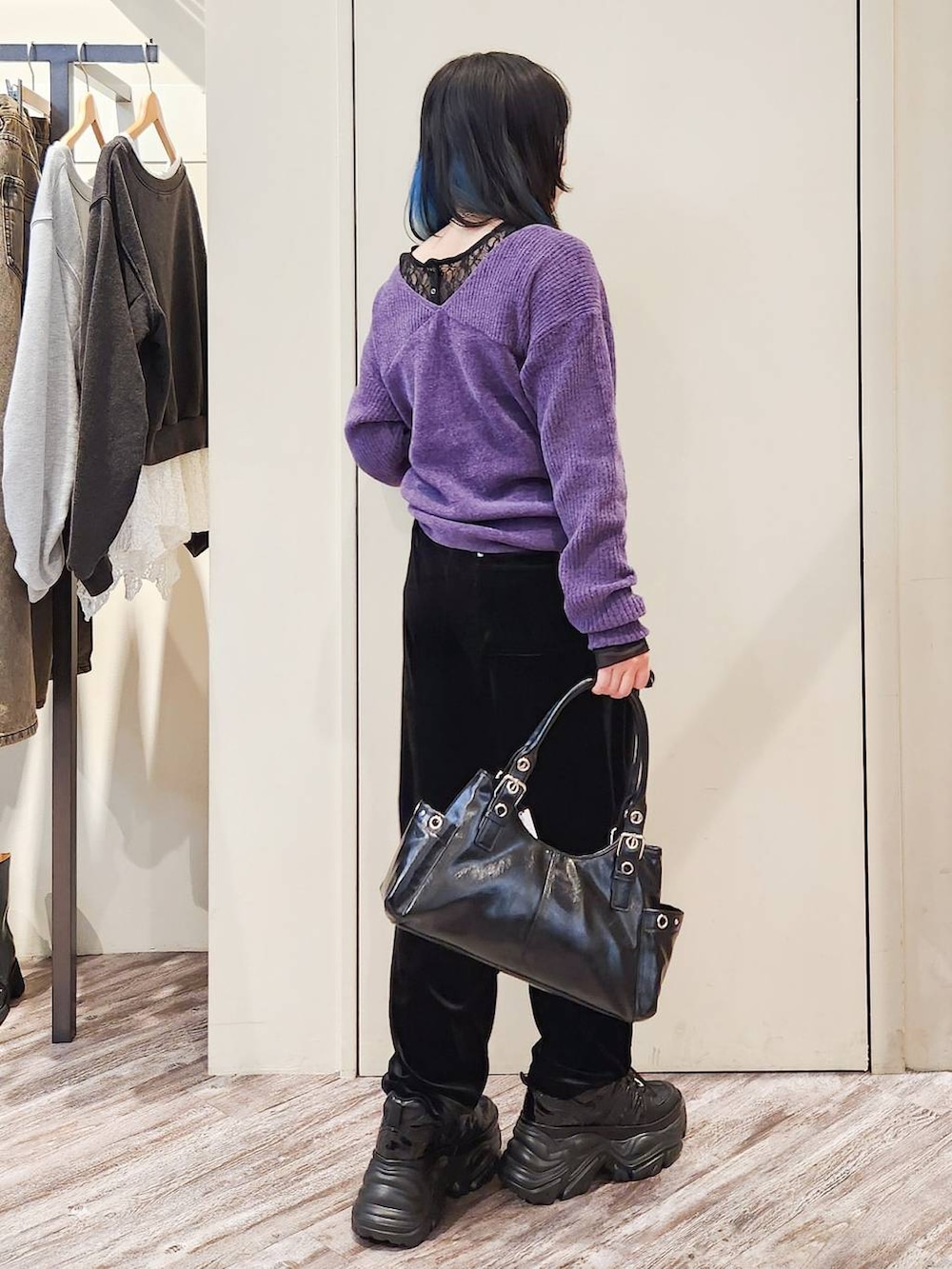 ブラック系のスニーカー、ブラック系のシャツ/ブラウス、ブラック系のショルダーバッグを着用したレディースの秋コーディネートの3枚目の写真