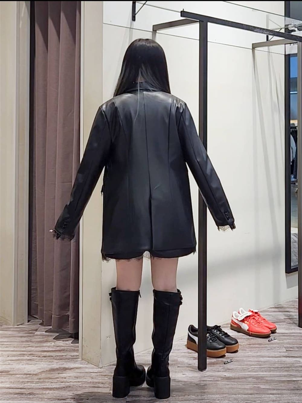 ブラック系のテーラードジャケット、ブラック系のニット/セーター、ブラック系のブーツを着用したレディースの秋コーディネートの4枚目の写真