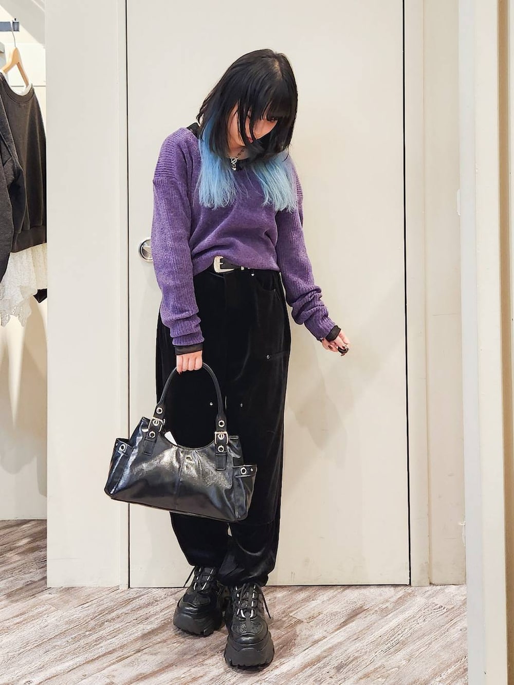 ブラック系のスニーカー、ブラック系のシャツ/ブラウス、ブラック系のショルダーバッグを着用したレディースの秋コーディネートの5枚目の写真