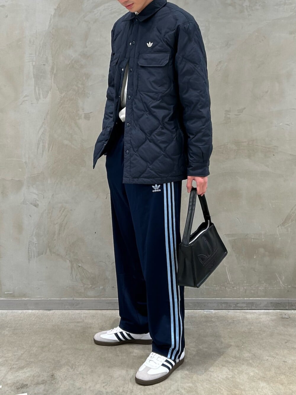 「アディダス、アディダスオリジナルス、adidas、adidas originals、スニーカー、Tトゥシューズ、ニット帽、ショルダーバッグ、キルティングジャケット」｜「adidasのLIGHTWEIGHT DOW / アディダスオリジナルス adidas Originals（ダウンジャケット/コート、ブルー系）」を使った、OKさん（メンズ・183cm）の冬コーディネートの2枚目の写真