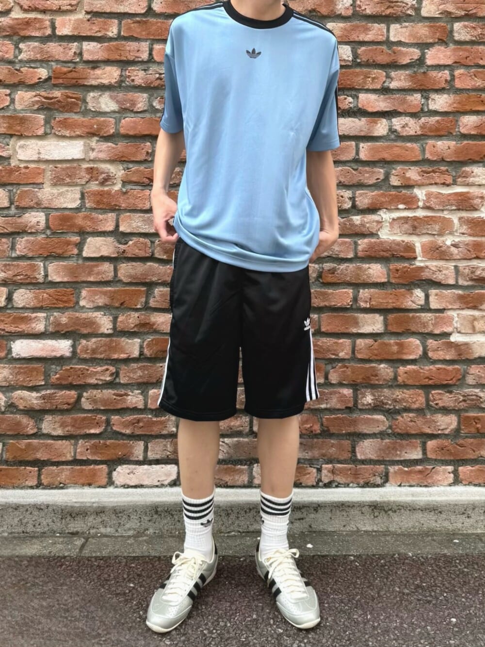 グレー系のスニーカー、ブラック系のその他パンツ、ブルー系のTシャツ/カットソーを着用したメンズの夏コーディネートの2枚目の写真