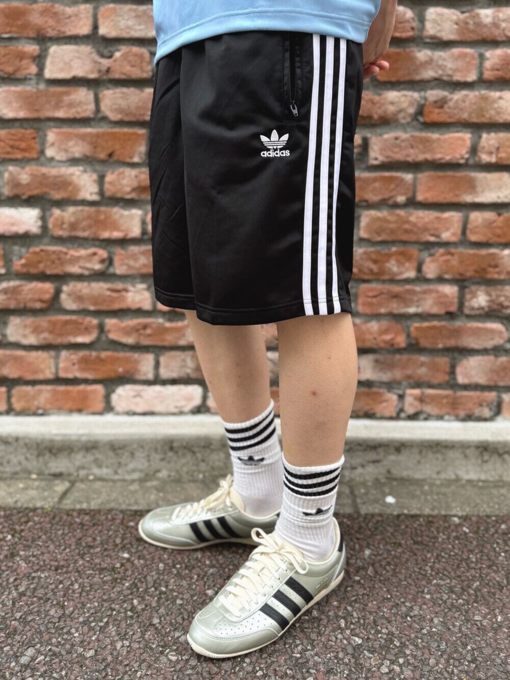 グレー系のスニーカー、ブラック系のその他パンツ、ブルー系のTシャツ/カットソーを着用したメンズの夏コーディネートの5枚目の写真