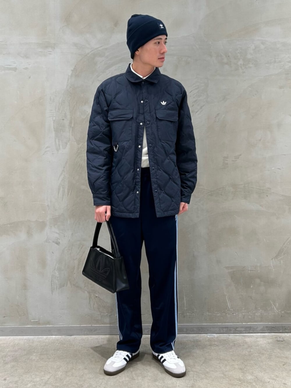 「アディダス、アディダスオリジナルス、adidas、adidas originals、スニーカー、Tトゥシューズ、ニット帽、ショルダーバッグ、キルティングジャケット」｜「adidasのLIGHTWEIGHT DOW / アディダスオリジナルス adidas Originals（ダウンジャケット/コート、ブルー系）」を使った、OKさん（メンズ・183cm）の冬コーディネートの3枚目の写真