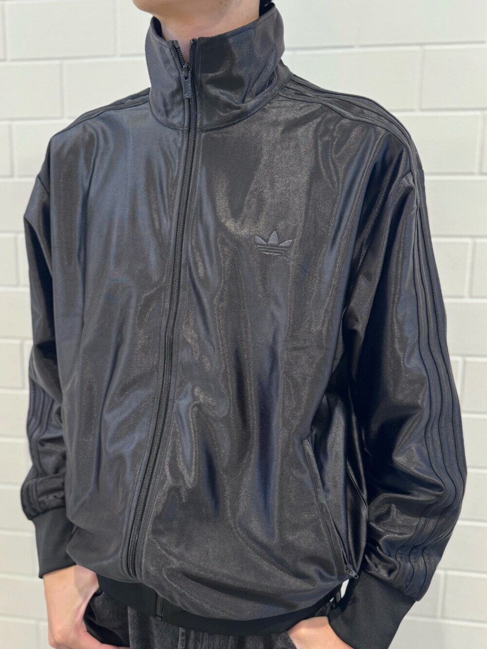 ブラック系のデニムパンツ、ブラック系のジャージ、ブラック系のシューズを着用したメンズの秋コーディネートの4枚目の写真