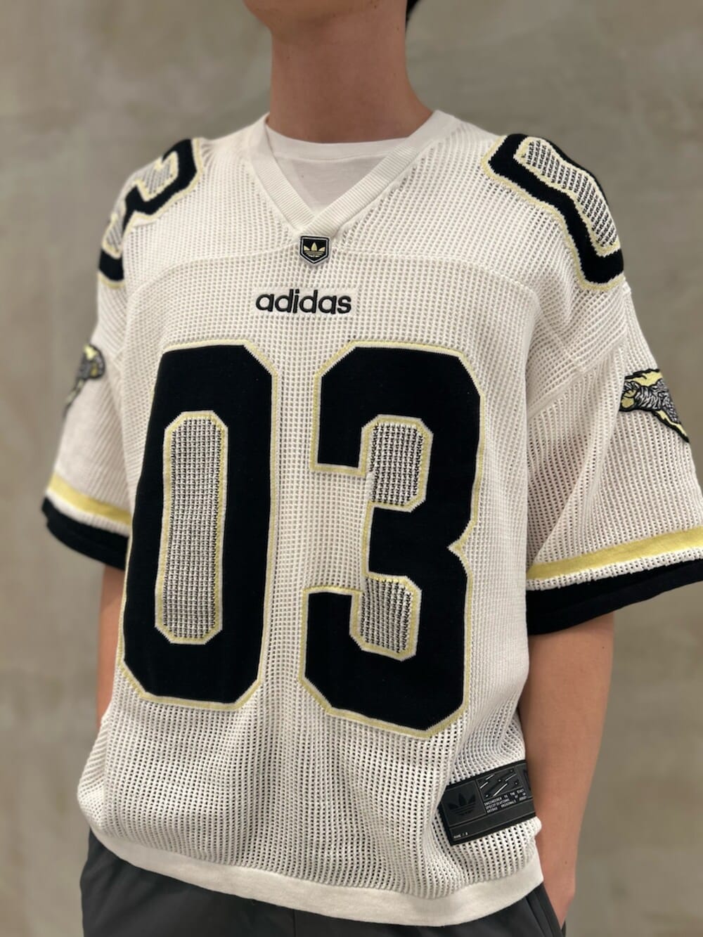 ホワイト系のTシャツ/カットソー、グレー系のその他パンツ、ホワイト系のスニーカーを着用したメンズの春コーディネートの3枚目の写真