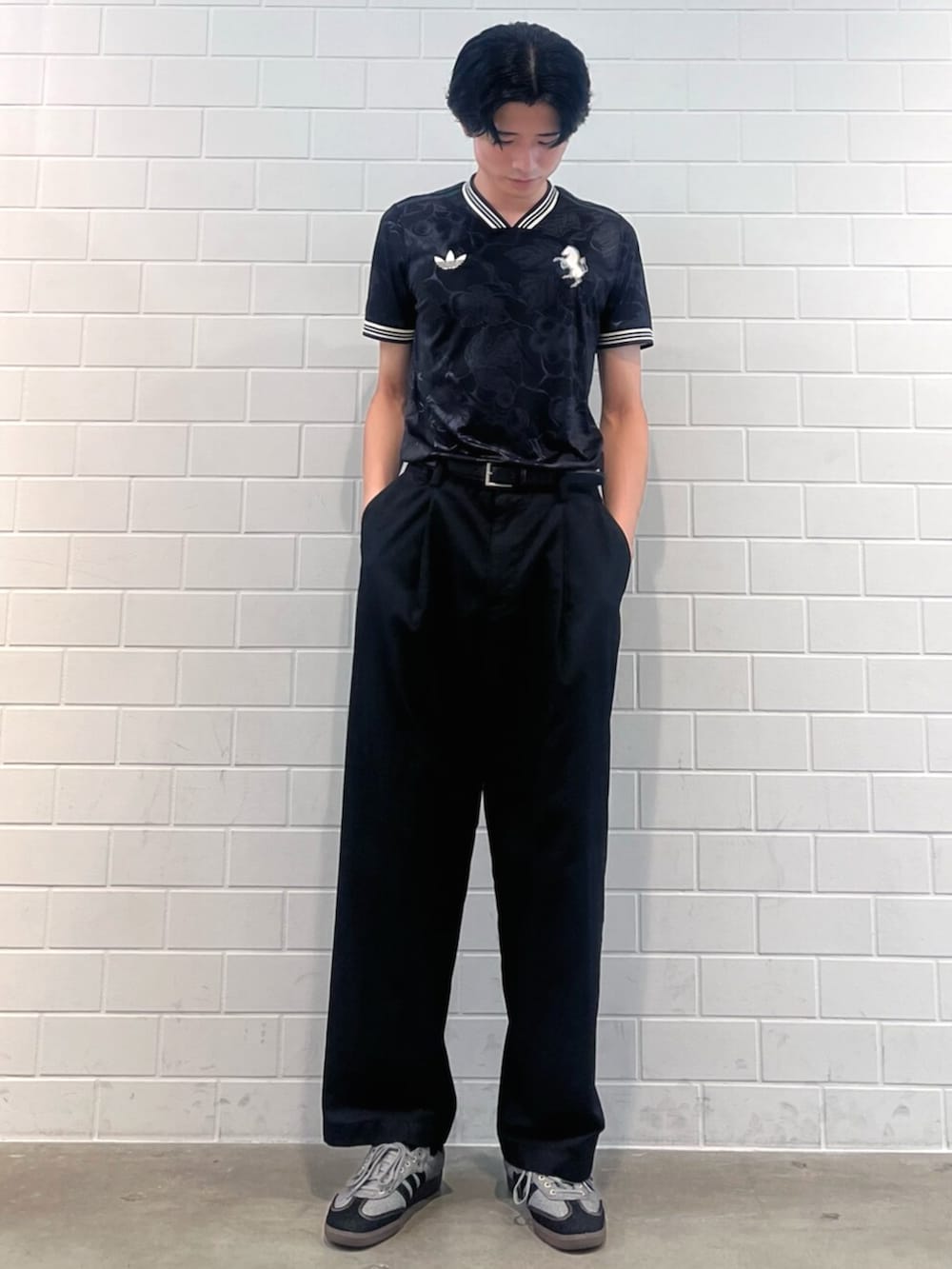 グリーン系のジャージ、ブラック系のTシャツ/カットソー、グレー系のスニーカーを着用したメンズの秋コーディネートの3枚目の写真