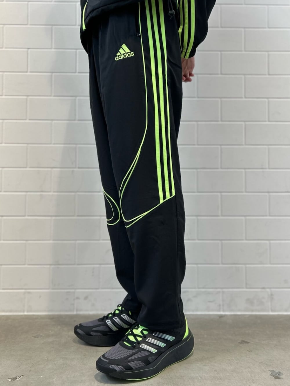 ブラック系のジャージ、ブラック系のその他パンツ、ブラック系のシューズを着用したメンズの秋コーディネートの5枚目の写真