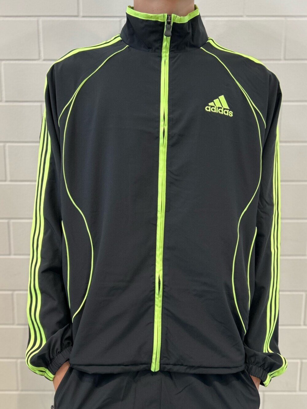 ブラック系のジャージ、ブラック系のその他パンツ、ブラック系のシューズを着用したメンズの秋コーディネートの4枚目の写真