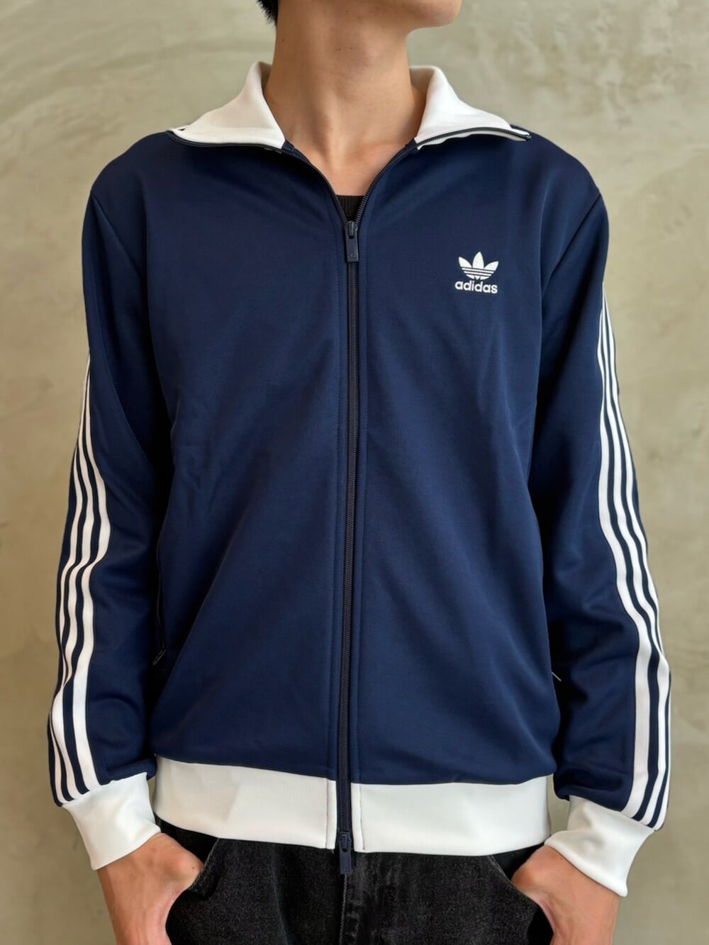 ブルー系のジャージ、ブラック系のその他パンツ、ブルー系のスニーカーを着用したメンズの夏コーディネートの4枚目の写真