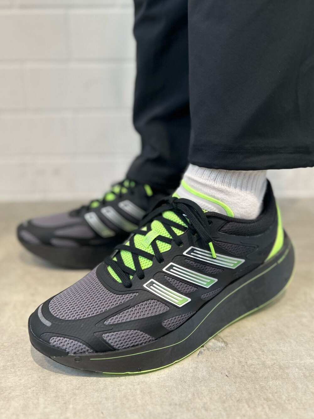 ブラック系のジャージ、ブラック系のその他パンツ、ブラック系のシューズを着用したメンズの秋コーディネートの6枚目の写真