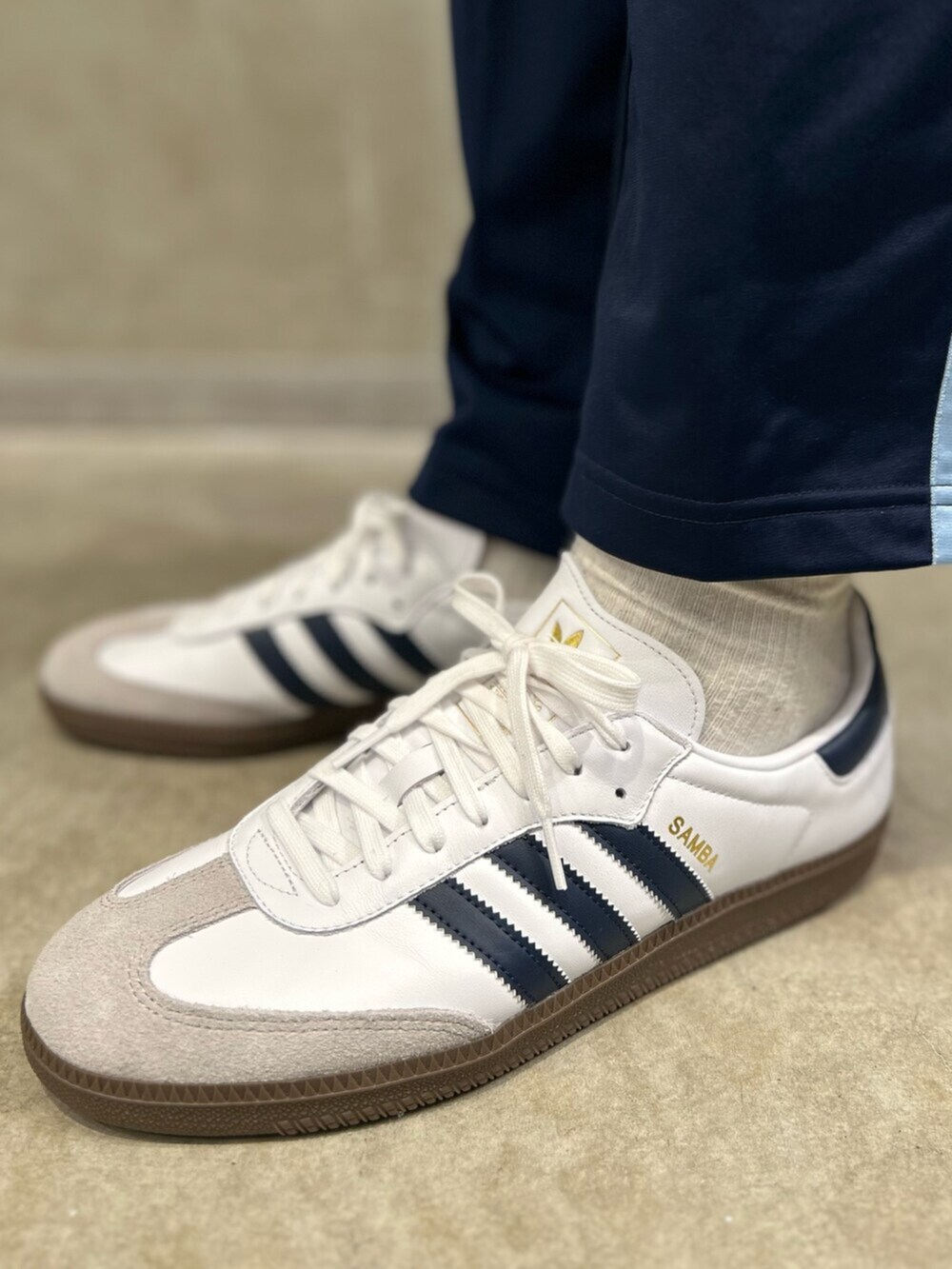 「アディダス、アディダスオリジナルス、adidas、adidas originals、スニーカー、Tトゥシューズ、ニット帽、ショルダーバッグ、キルティングジャケット」｜「adidasのLIGHTWEIGHT DOW / アディダスオリジナルス adidas Originals（ダウンジャケット/コート、ブルー系）」を使った、OKさん（メンズ・183cm）の冬コーディネートの8枚目の写真