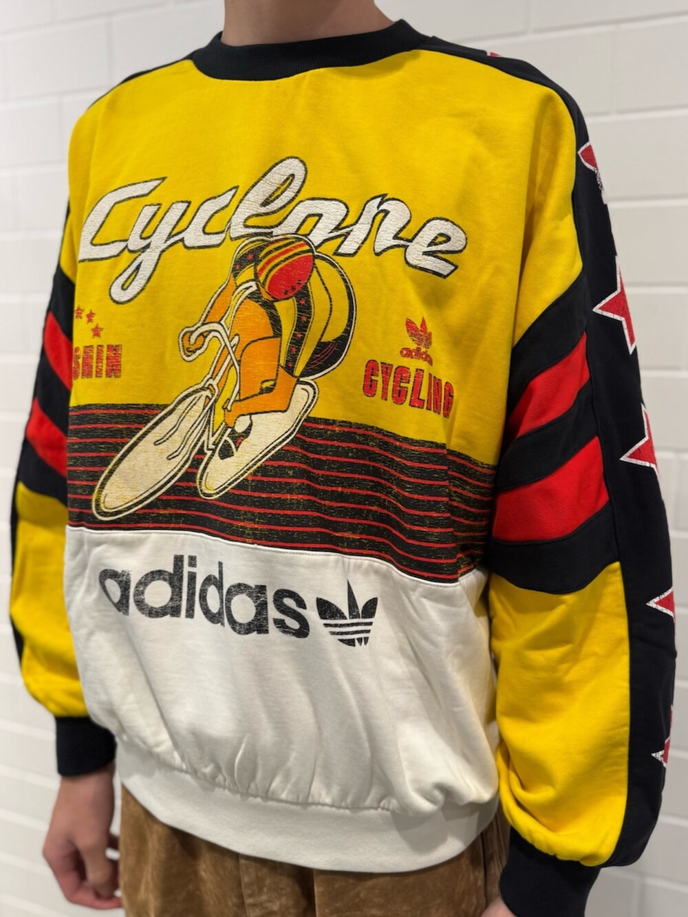 ベージュ系のショルダーバッグ、イエロー系のスウェット、ブラウン系のその他パンツを着用したメンズの秋コーディネートの4枚目の写真