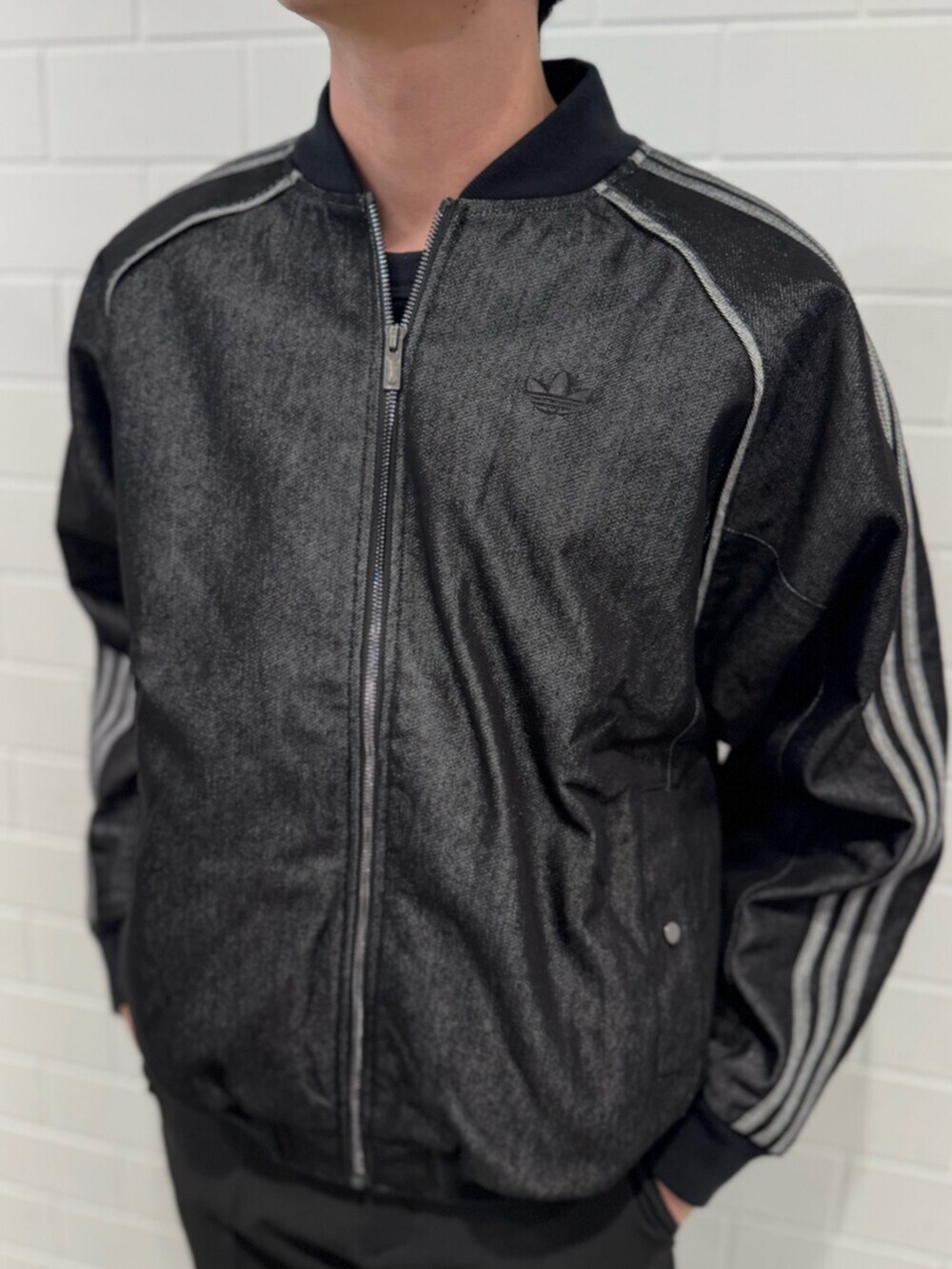 ブラック系のジャケット/アウター、ブラック系のスニーカーを着用したメンズの秋コーディネートの3枚目の写真