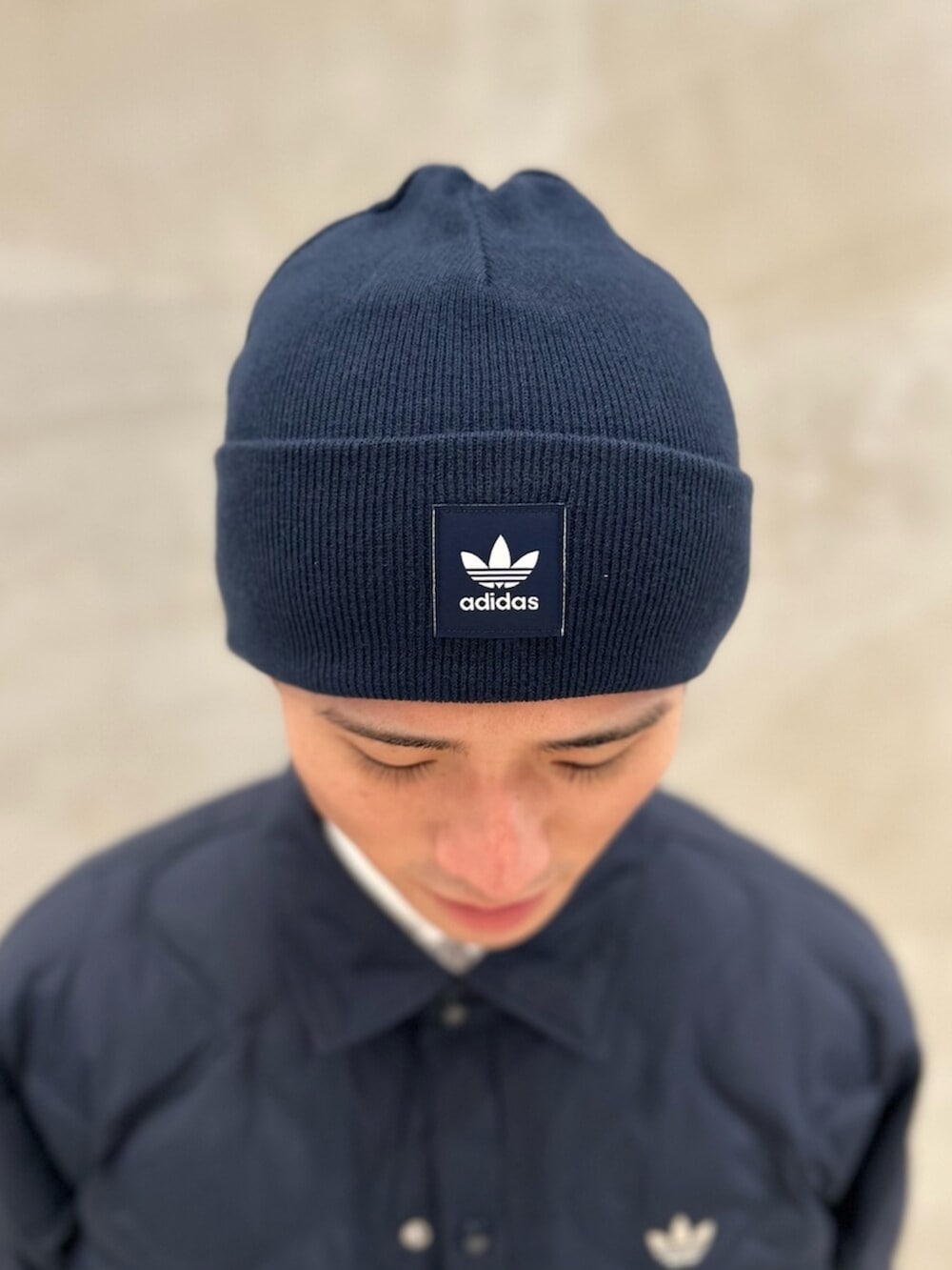 「アディダス、アディダスオリジナルス、adidas、adidas originals、スニーカー、Tトゥシューズ、ニット帽、ショルダーバッグ、キルティングジャケット」｜「adidasのLIGHTWEIGHT DOW / アディダスオリジナルス adidas Originals（ダウンジャケット/コート、ブルー系）」を使った、OKさん（メンズ・183cm）の冬コーディネートの4枚目の写真