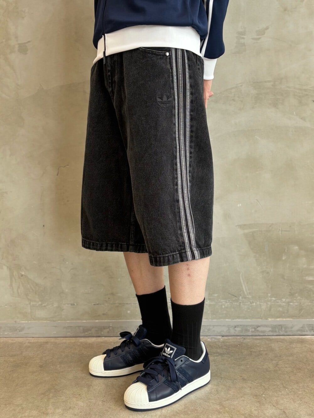 ブルー系のジャージ、ブラック系のその他パンツ、ブルー系のスニーカーを着用したメンズの夏コーディネートの5枚目の写真