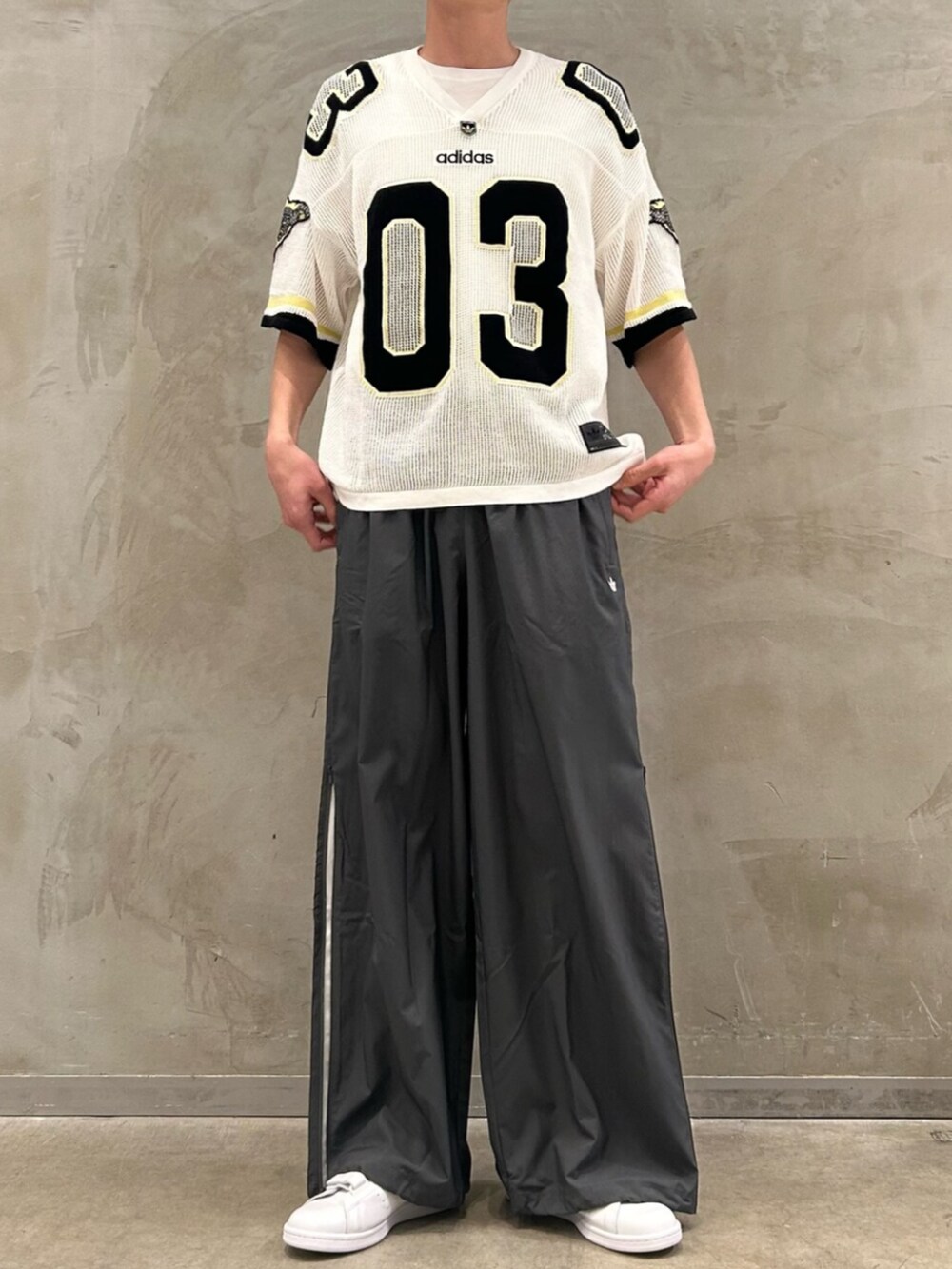 ホワイト系のTシャツ/カットソー、グレー系のその他パンツ、ホワイト系のスニーカーを着用したメンズの春コーディネートの2枚目の写真