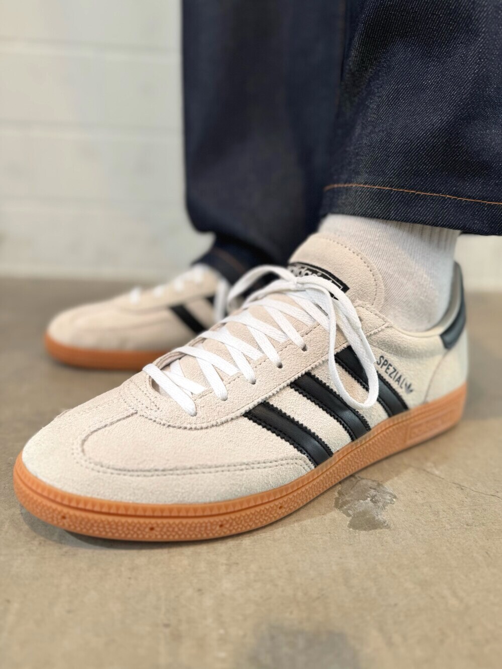 ベージュ系のスニーカー、ホワイト系のTシャツ/カットソー、ベージュ系のショルダーバッグを着用したメンズの秋コーディネートの6枚目の写真