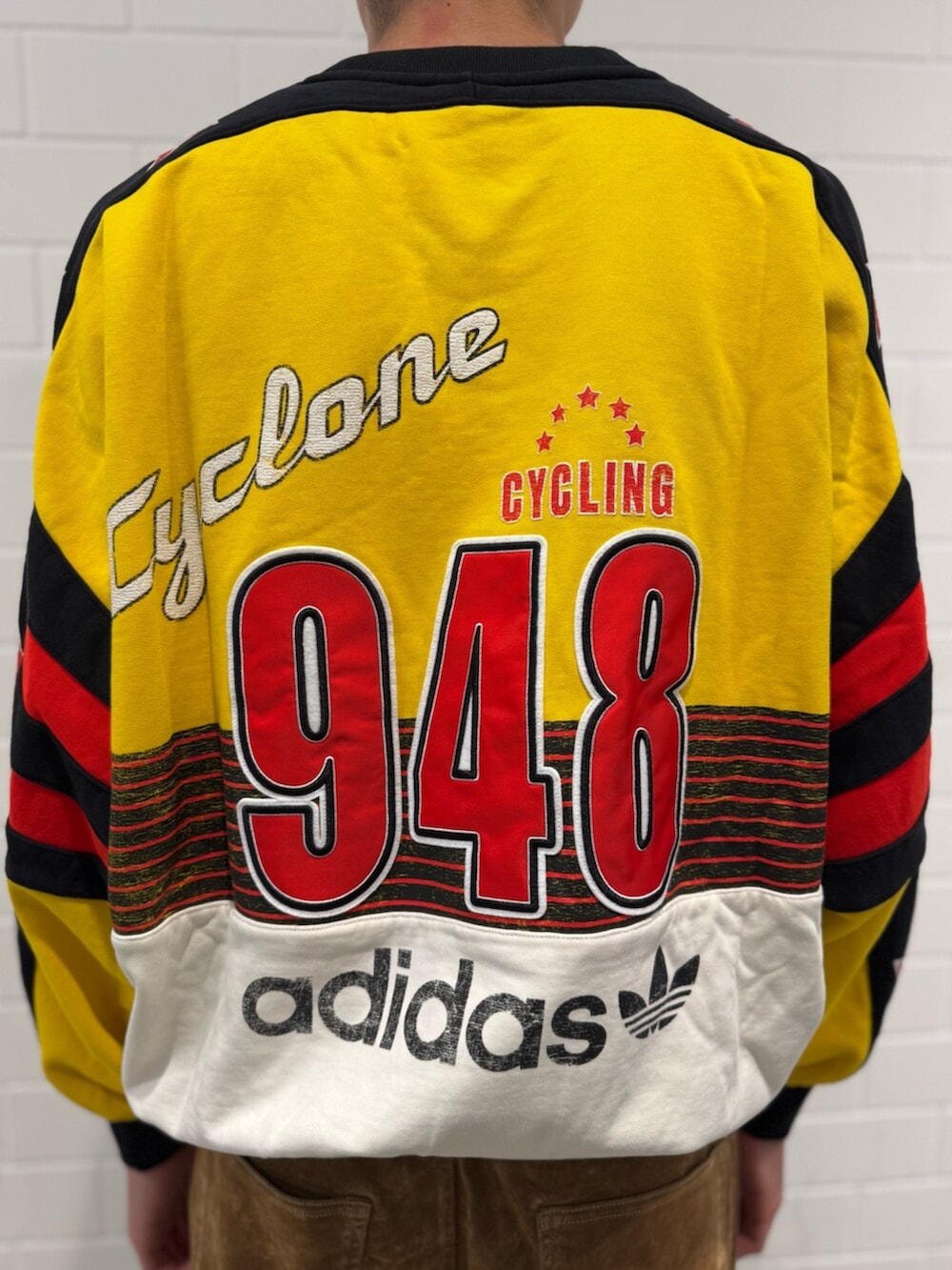 ベージュ系のショルダーバッグ、イエロー系のスウェット、ブラウン系のその他パンツを着用したメンズの秋コーディネートの5枚目の写真