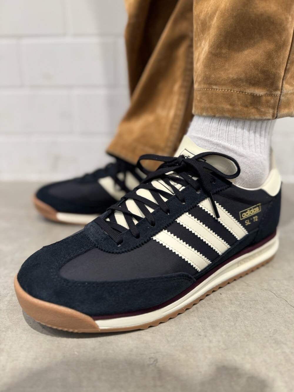 ベージュ系のショルダーバッグ、イエロー系のスウェット、ブラウン系のその他パンツを着用したメンズの秋コーディネートの8枚目の写真