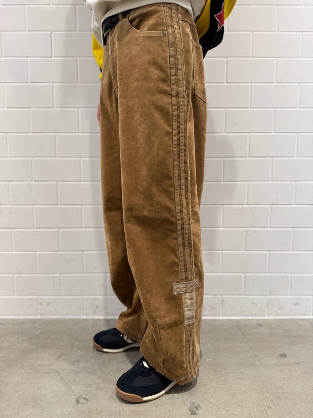 ベージュ系のショルダーバッグ、イエロー系のスウェット、ブラウン系のその他パンツを着用したメンズの秋コーディネートの7枚目の写真