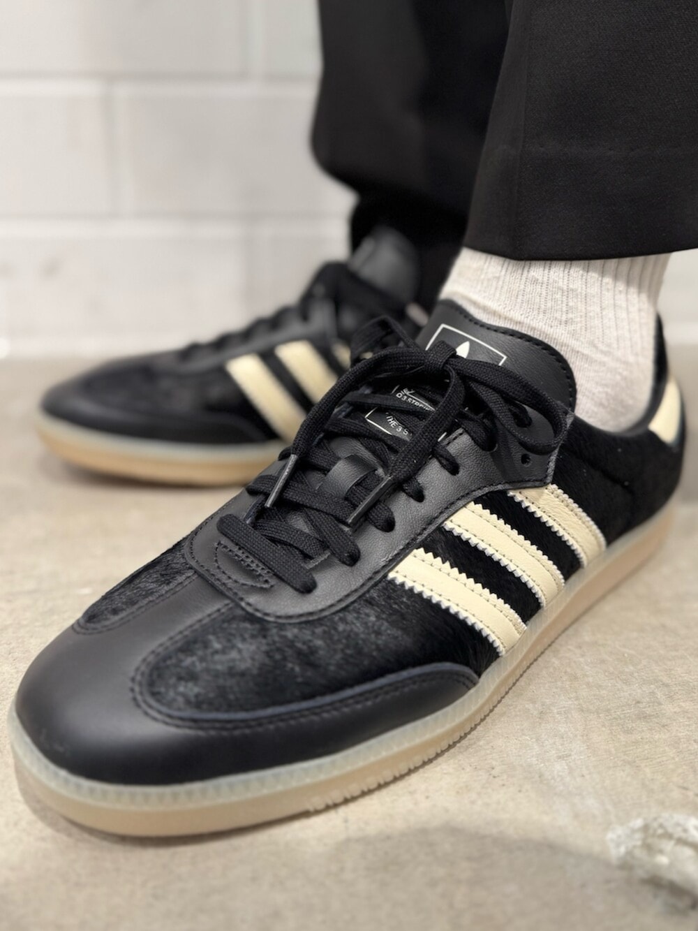 ブラック系のジャケット/アウター、ブラック系のスニーカーを着用したメンズの秋コーディネートの4枚目の写真