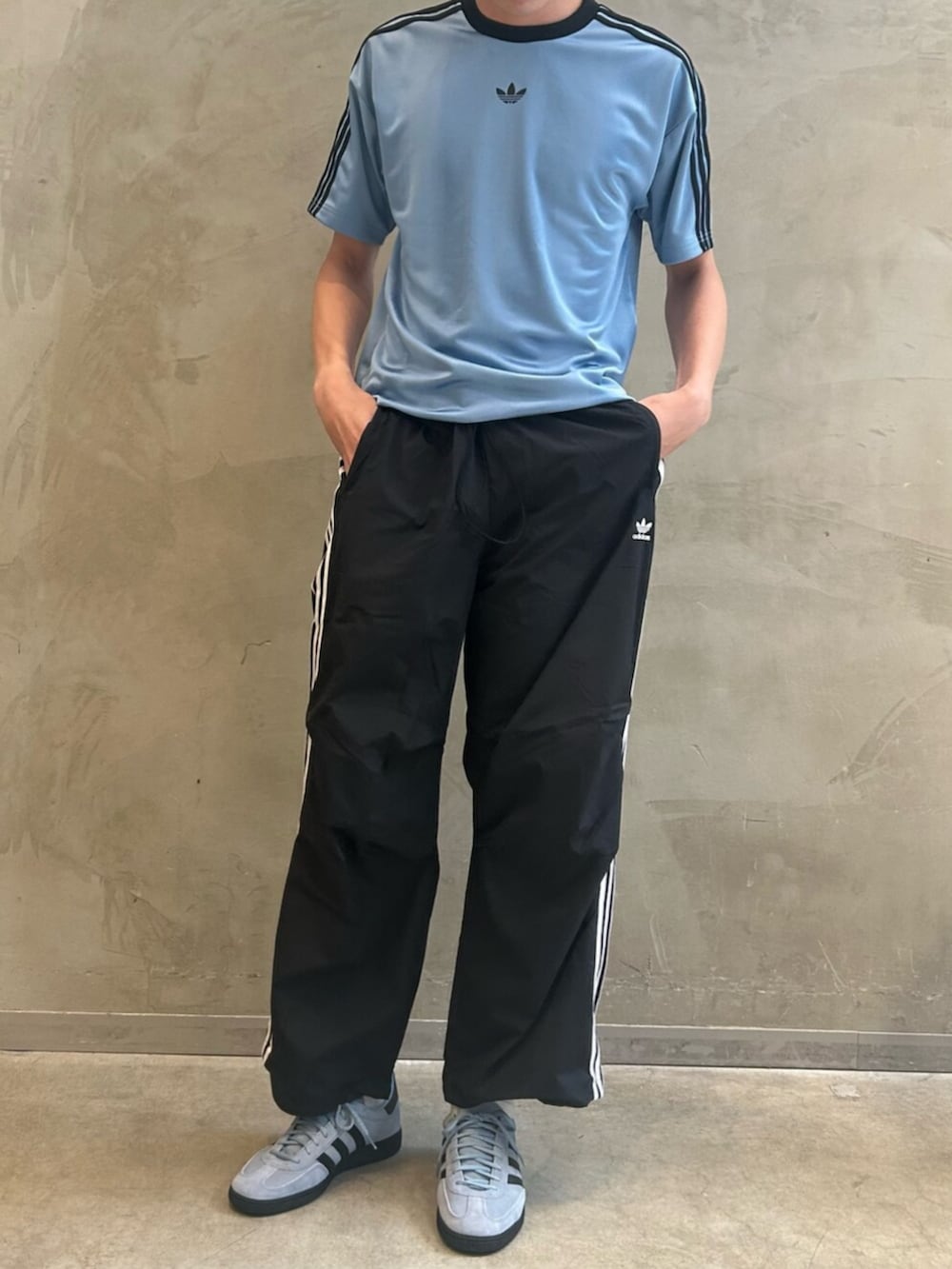 ブルー系のTシャツ/カットソー、ブラック系のその他パンツ、ブルー系のスニーカーを着用したメンズの夏コーディネートの2枚目の写真