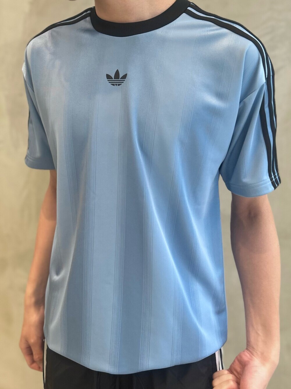 ブルー系のTシャツ/カットソー、ブラック系のその他パンツ、ブルー系のスニーカーを着用したメンズの夏コーディネートの4枚目の写真