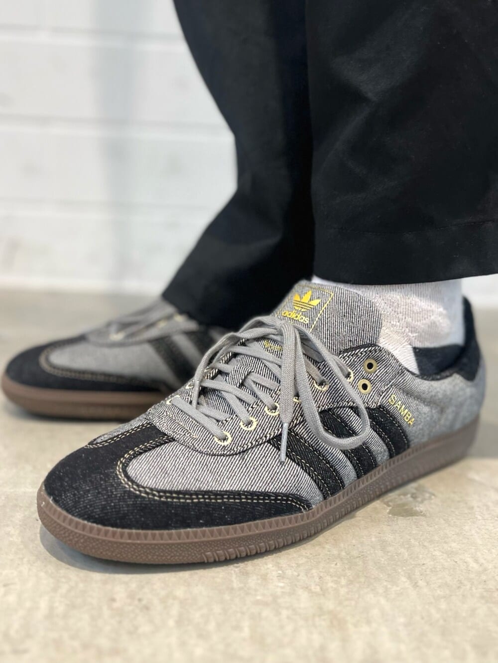 グリーン系のジャージ、ブラック系のTシャツ/カットソー、グレー系のスニーカーを着用したメンズの秋コーディネートの6枚目の写真