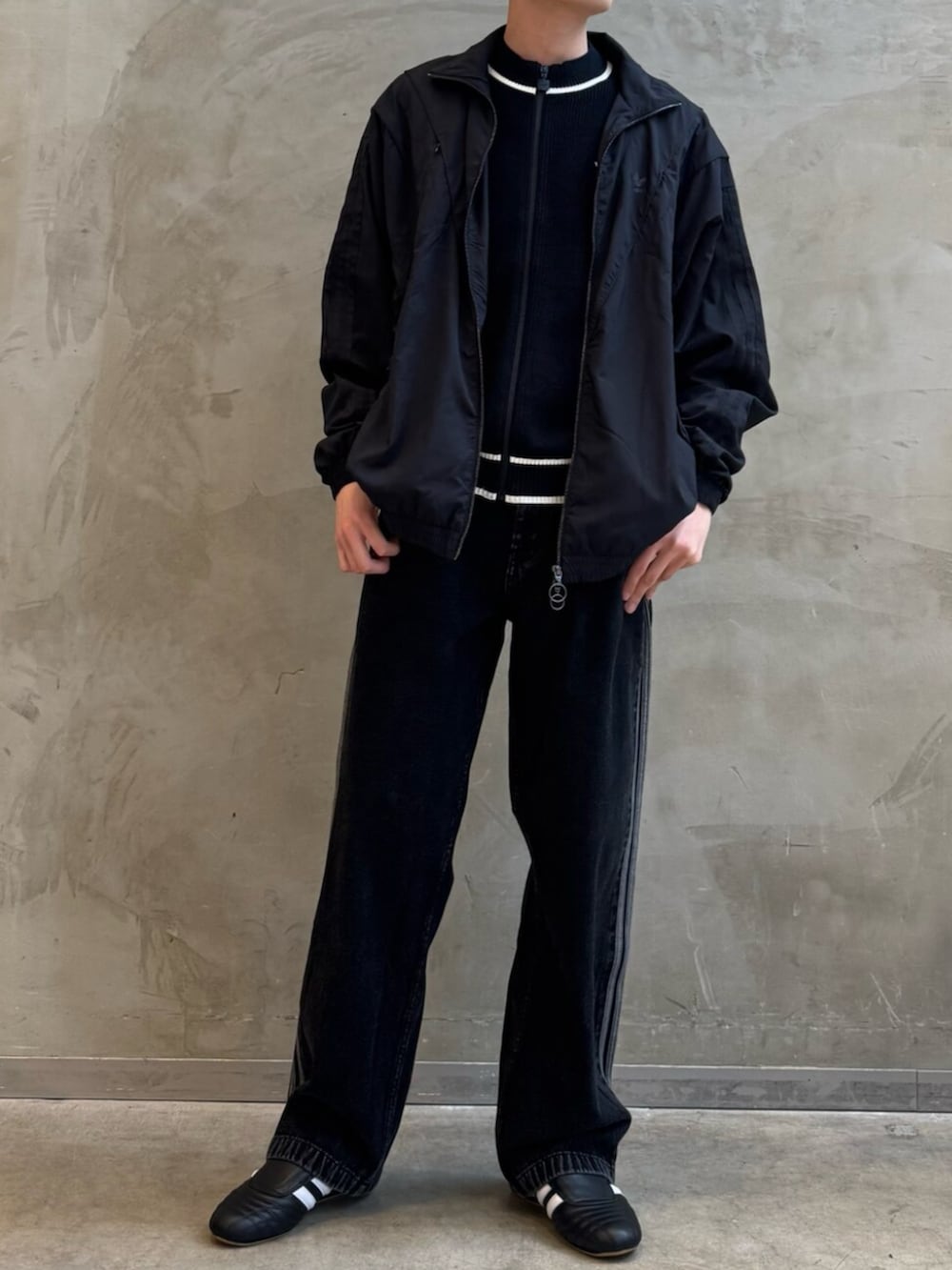 ブラック系のカーディガン/ボレロ、ブラック系のジャージ、ブラック系のデニムパンツを着用したメンズの冬コーディネートの2枚目の写真