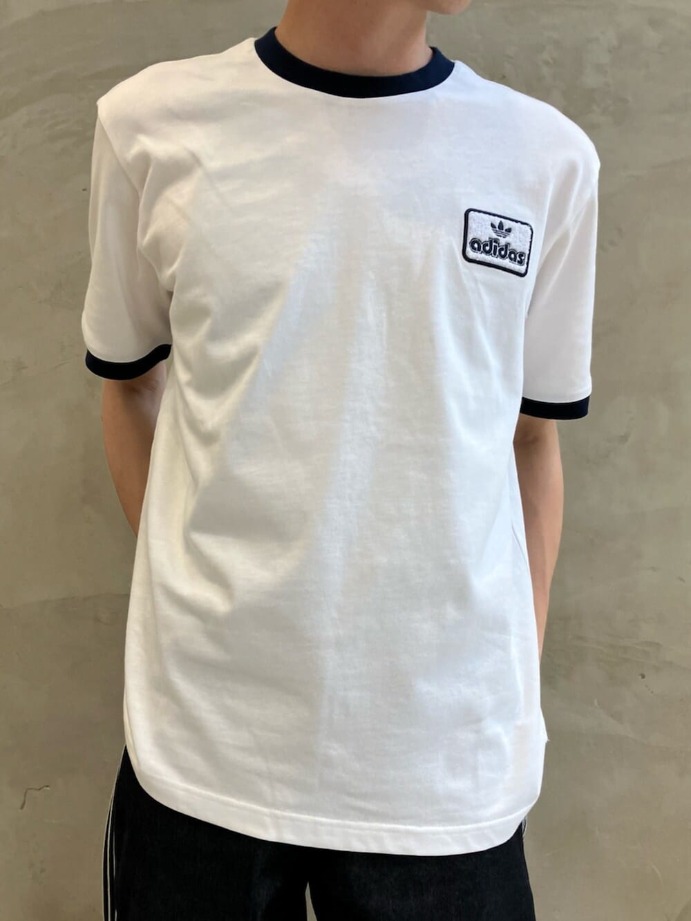 ブラック系のショルダーバッグ、ブルー系のデニムパンツ、ブラック系のスニーカーを着用したメンズの夏コーディネートの4枚目の写真