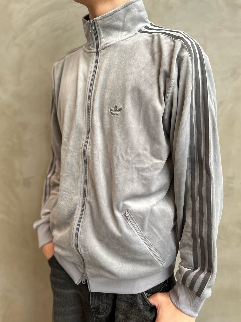 ブラック系のダウンジャケット/コート、グレー系のジャージ、グレー系のスニーカーを着用したメンズの秋コーディネートの4枚目の写真