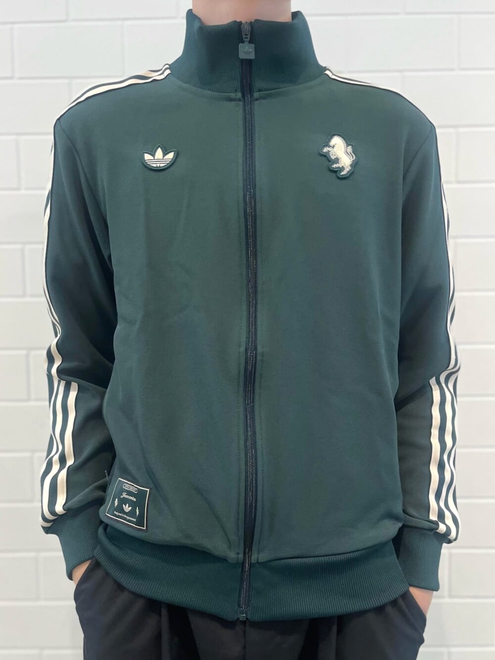 グリーン系のジャージ、ブラック系のTシャツ/カットソー、グレー系のスニーカーを着用したメンズの秋コーディネートの4枚目の写真