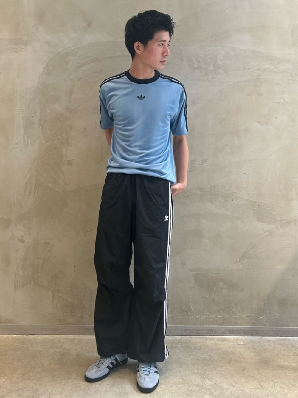 ブルー系のTシャツ/カットソー、ブラック系のその他パンツ、ブルー系のスニーカーを着用したメンズの夏コーディネートの3枚目の写真