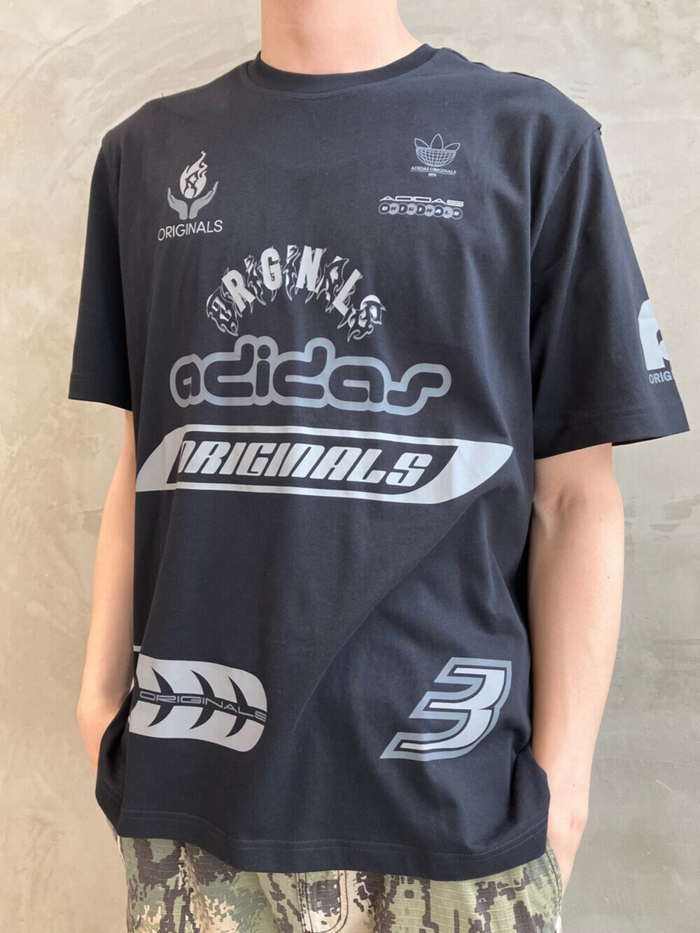 ブラック系のスニーカー、ブラック系のトップス、その他のその他パンツを着用したメンズの夏コーディネートの3枚目の写真