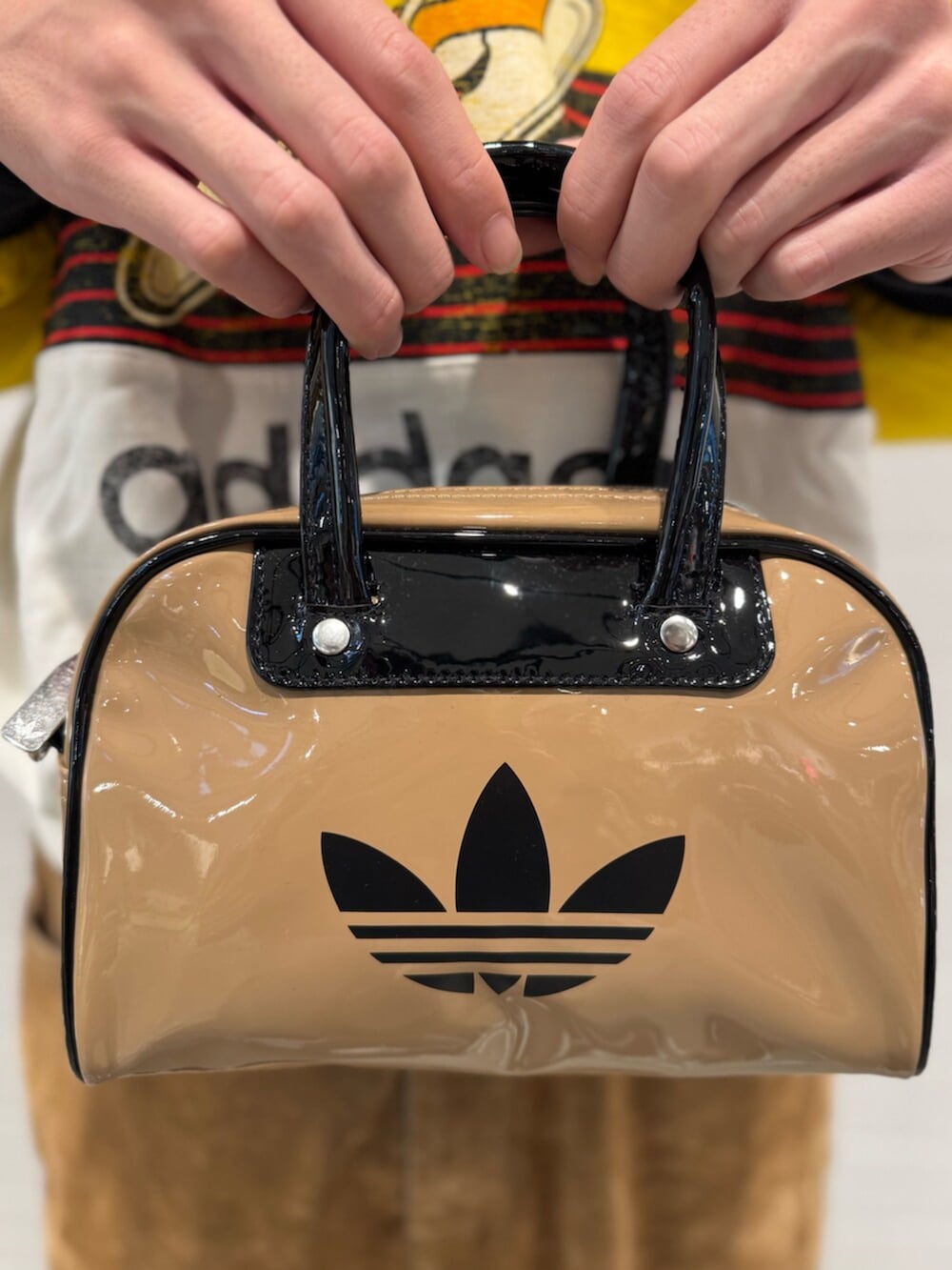 ベージュ系のショルダーバッグ、イエロー系のスウェット、ブラウン系のその他パンツを着用したメンズの秋コーディネートの6枚目の写真