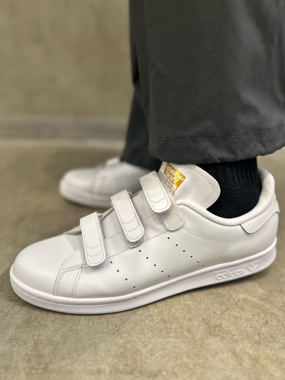 ホワイト系のTシャツ/カットソー、グレー系のその他パンツ、ホワイト系のスニーカーを着用したメンズの春コーディネートの6枚目の写真