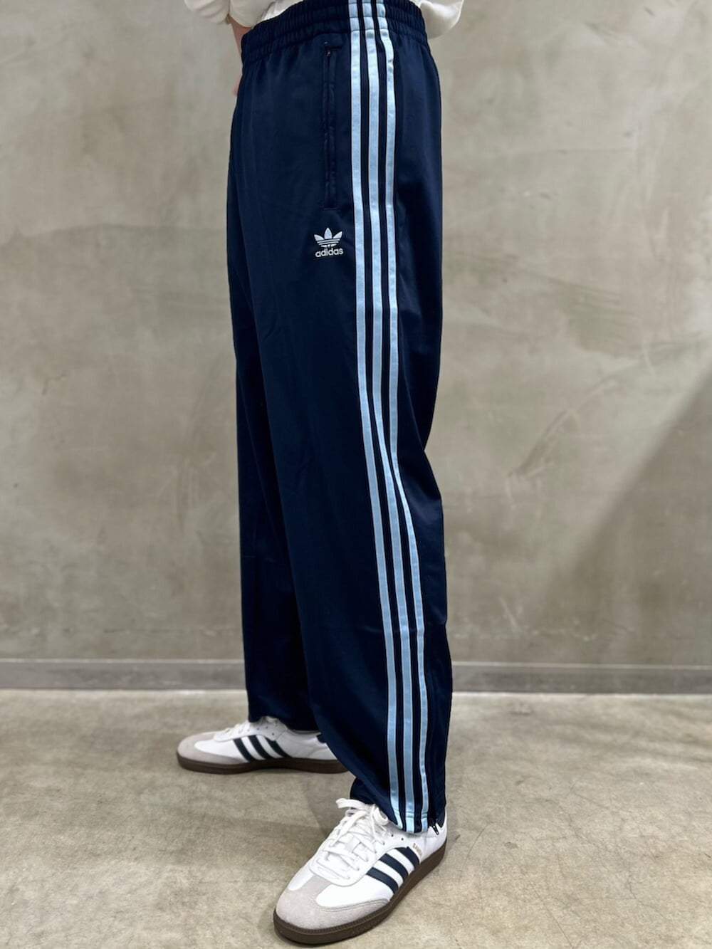 「アディダス、アディダスオリジナルス、adidas、adidas originals、スニーカー、Tトゥシューズ、ニット帽、ショルダーバッグ、キルティングジャケット」｜「adidasのLIGHTWEIGHT DOW / アディダスオリジナルス adidas Originals（ダウンジャケット/コート、ブルー系）」を使った、OKさん（メンズ・183cm）の冬コーディネートの6枚目の写真