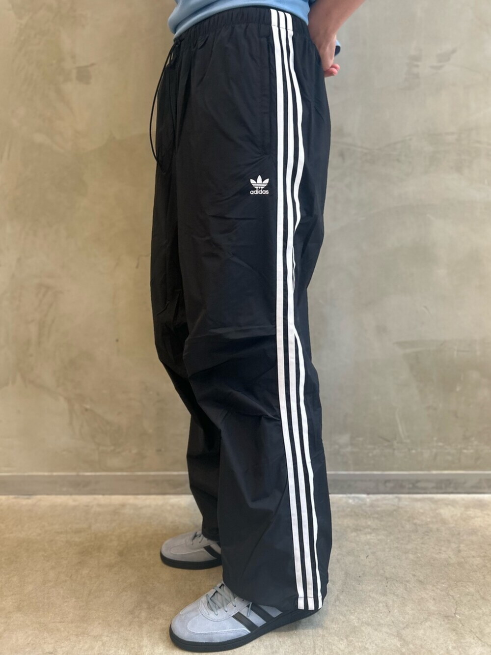 ブルー系のTシャツ/カットソー、ブラック系のその他パンツ、ブルー系のスニーカーを着用したメンズの夏コーディネートの5枚目の写真