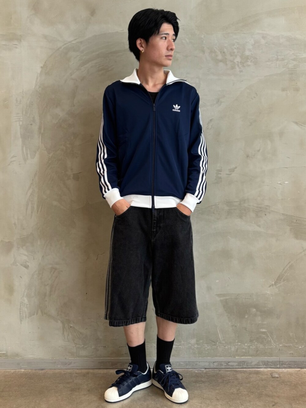 ブルー系のジャージ、ブラック系のその他パンツ、ブルー系のスニーカーを着用したメンズの夏コーディネートの3枚目の写真