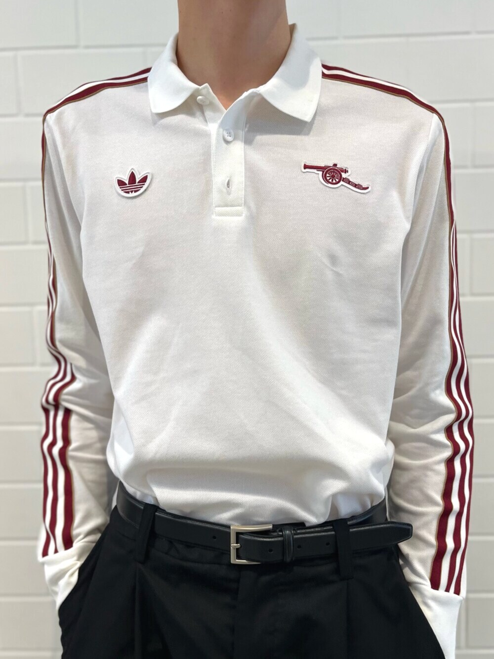 レッド系のジャージ、ホワイト系のポロシャツ、ブラウン系のスニーカーを着用したメンズの秋コーディネートの5枚目の写真